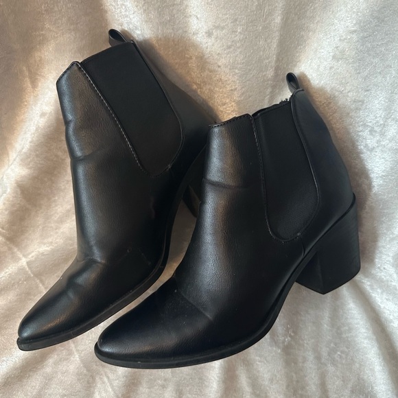 Soda Shoes - Black SODA booties